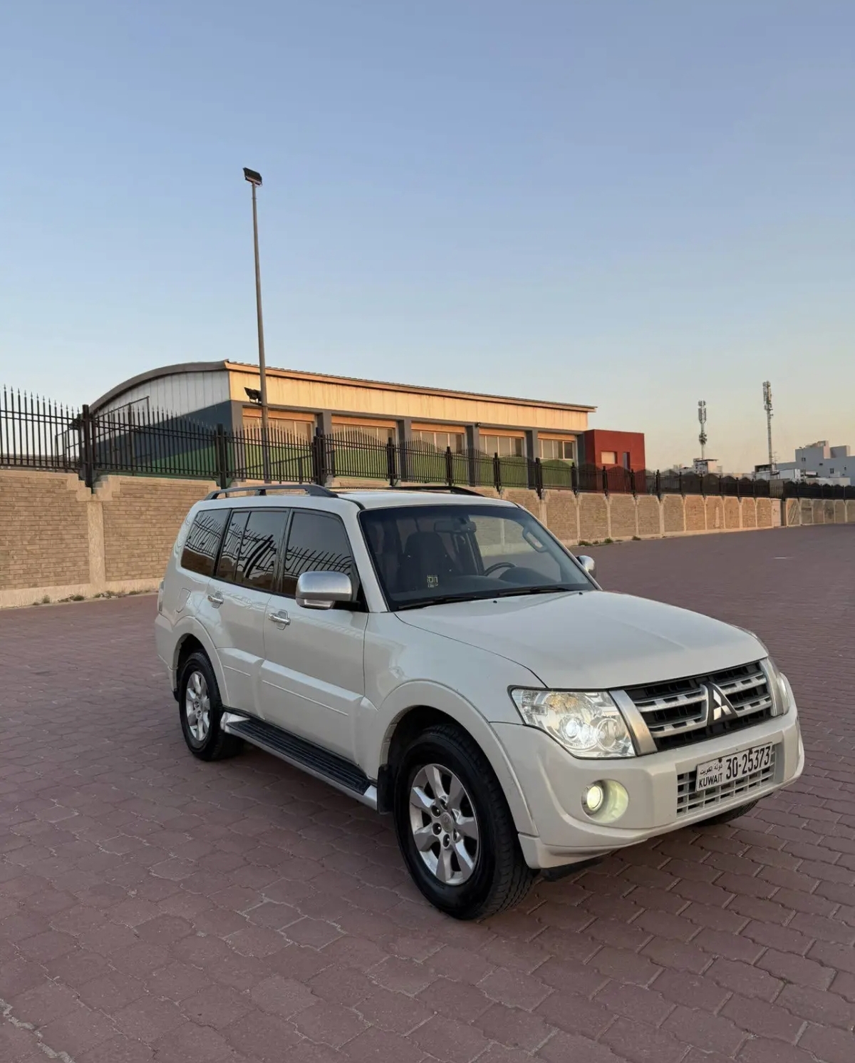 للبيع جيب مستوبيشي باجيرو موديل 2013