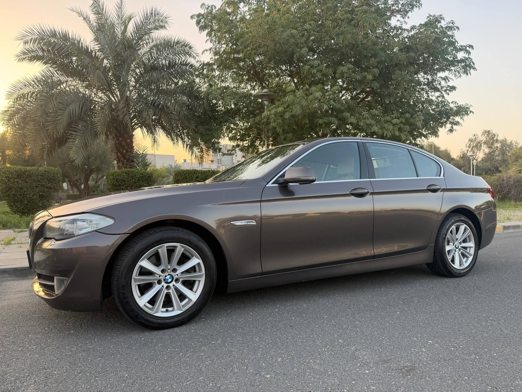 للبيع سياره بي ام دبليو 520i مديل ٢٠١٣