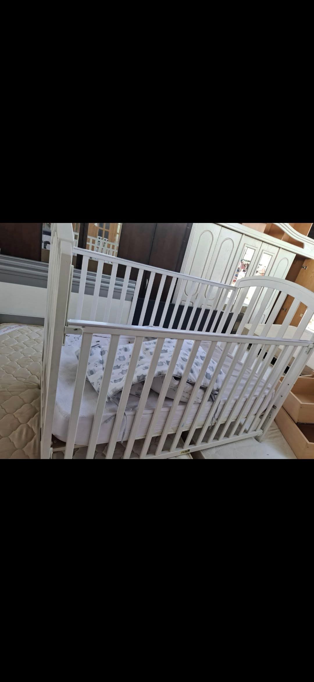 للبيع سرير اطفال ماركة جونيور ٣ مستويات + المرتبة من البغلي