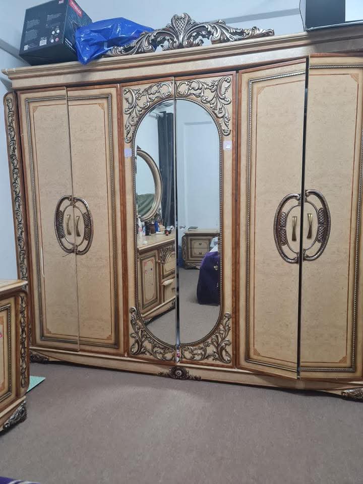 غرفة نوم دولاب وسرير و2 كمود وعسكري وتسريحة و مرتبة طبية