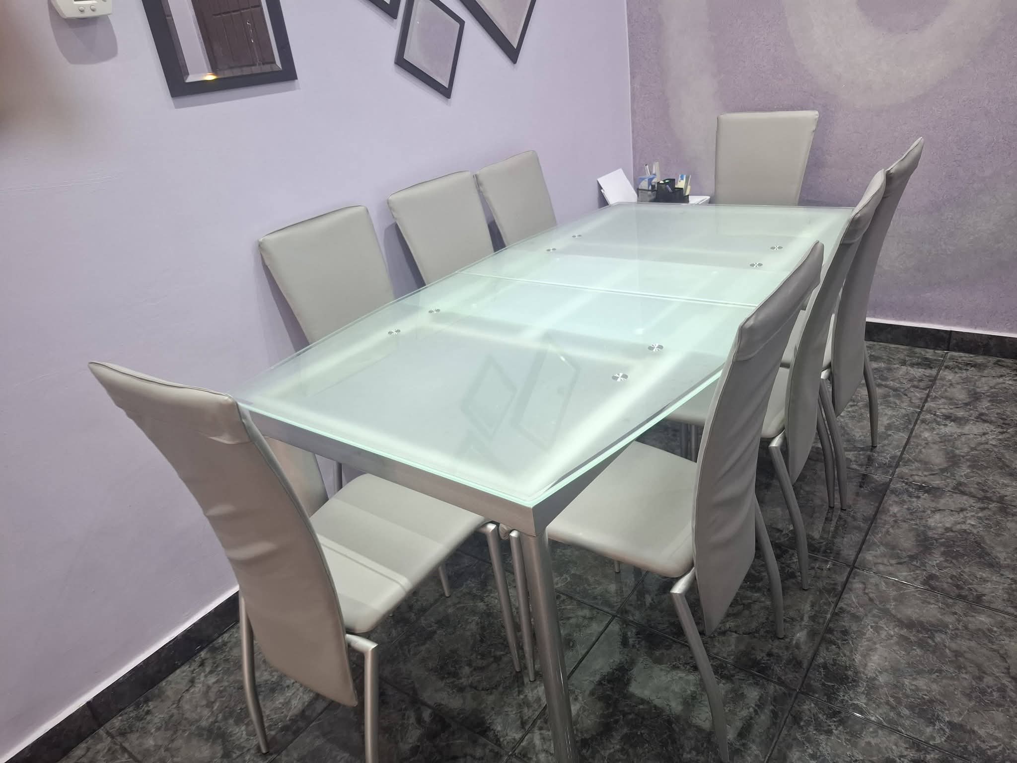 طاولة بلور نظيفة و ٨ كراسي منجد حديثا